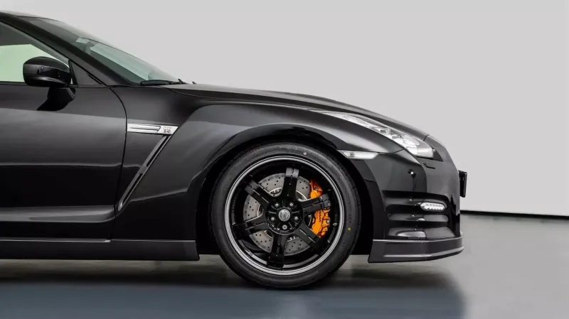 Нетронутый Nissan GT-R Black Edition, принадлежащий суперзвезде Формулы-1 Себастьяну Феттелю