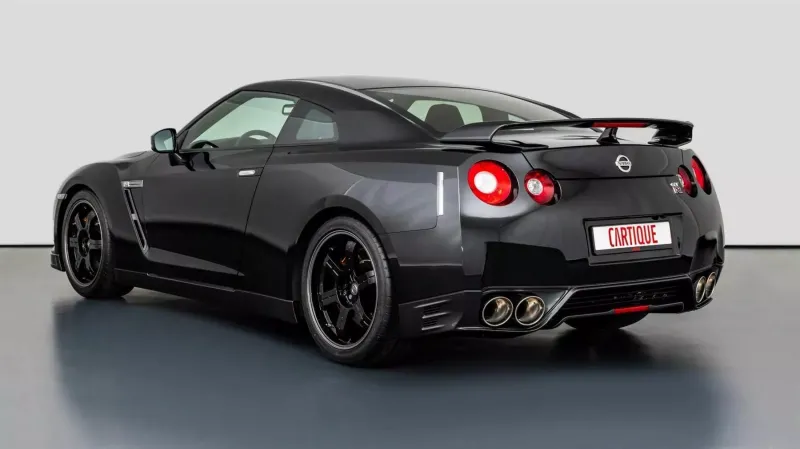 Нетронутый Nissan GT-R Black Edition, принадлежащий суперзвезде Формулы-1 Себастьяну Феттелю