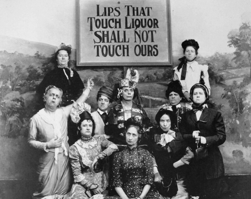 «Губы, касающиеся алкоголя, не прикоснутся к нашим губам». Сторонницы запрета на алкоголь. США, 1919 год