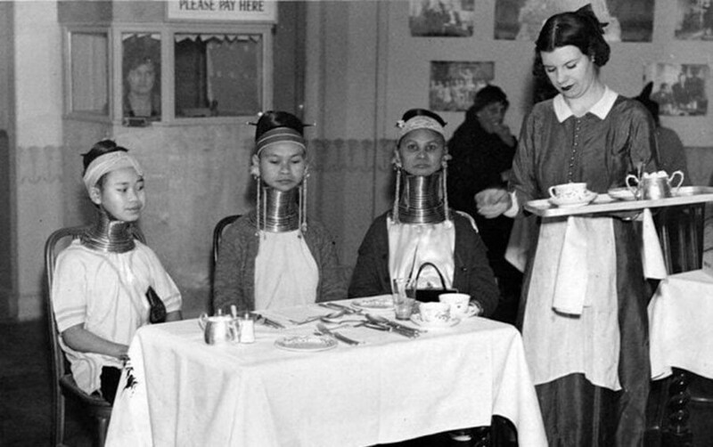 Девушки из Бирмы пьют чай по английским традициям. Если присмотреться к заднему плану, можно увидеть неподдельный интерес других посетителей к гостям, 1935 год