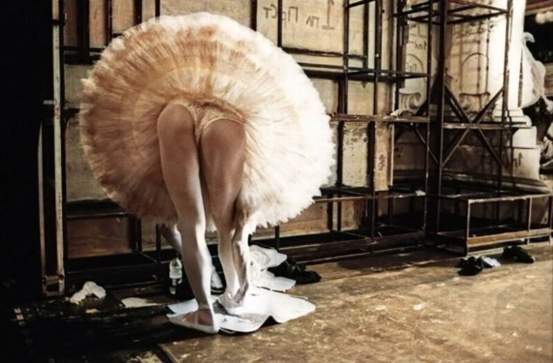 Молодая балерина в комнате отдыха после проведенного представления. Фото Александра Гусова, год неизвестен