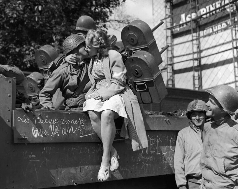 Бельгийская девушка целует солдата после освобождения Льежа американскими войсками. Сентябрь 1944 год