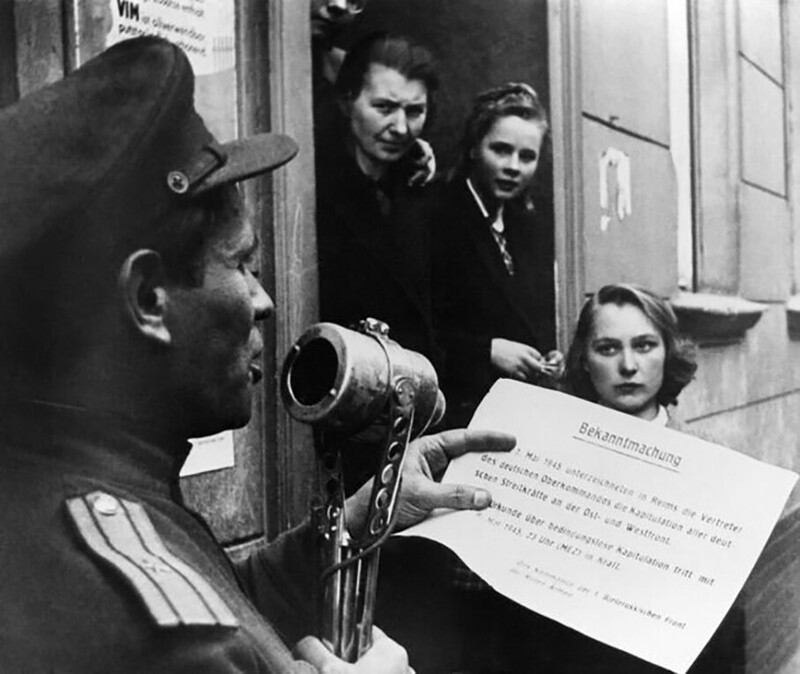 Редкий исторический кадр, на котором офицером Советской Армии зачитывает текст о безоговорочной капитуляции германских вооруженных сил населению Берлина. май 1945 года