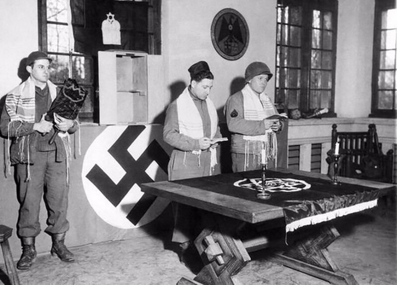 Американские солдаты-иудеи отмечают еврейский праздник Пурим в загородной резиденции Йозефа Геббельса, март 1945 года .