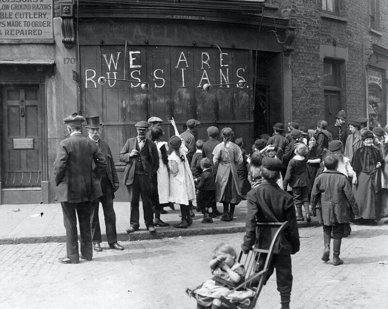 Вывеска уверяет толпу, что это торговое предприятие принадлежит русским. В Лондоне в 1915 году люди нападали на магазины, которые, как они подозревали, принадлежали немцам