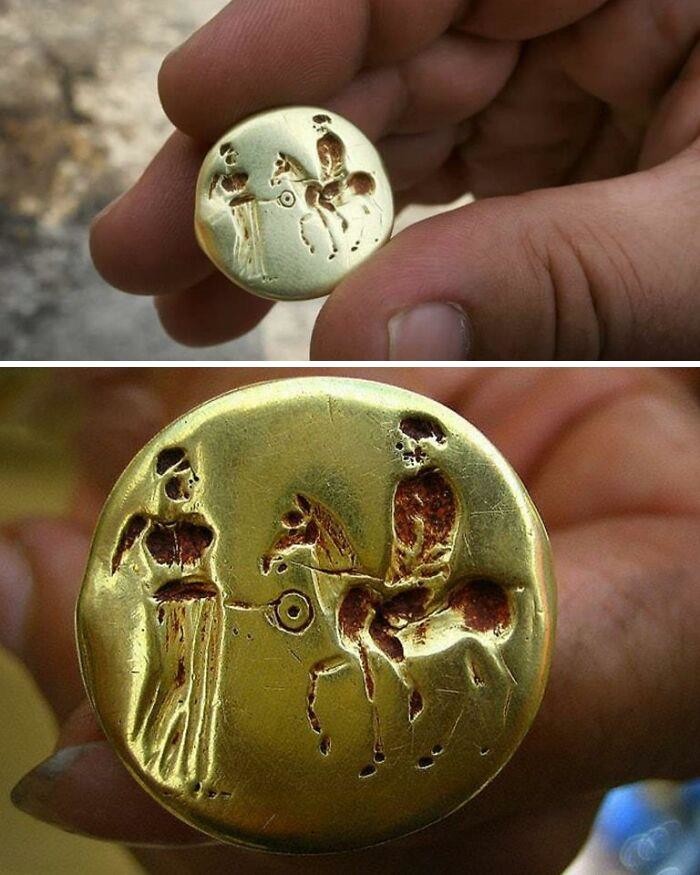 22. Золотое кольцо 4 века до н.э., найденное в гробнице фракийского царя в Ямболе, Болгария