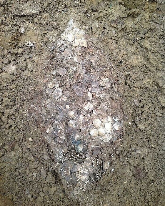25. Клад из 5248 серебряных англо-саксонских монет обнаружен металлоискателем недалеко от Ленборо, Бакингемшир