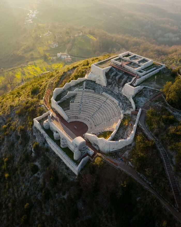 9. Храмово-театральный комплекс, обнаруженный лишь в начале 2000-х годов в Монте-Сан-Никола, в Пьетравайрано, провинция Казерта, Италия