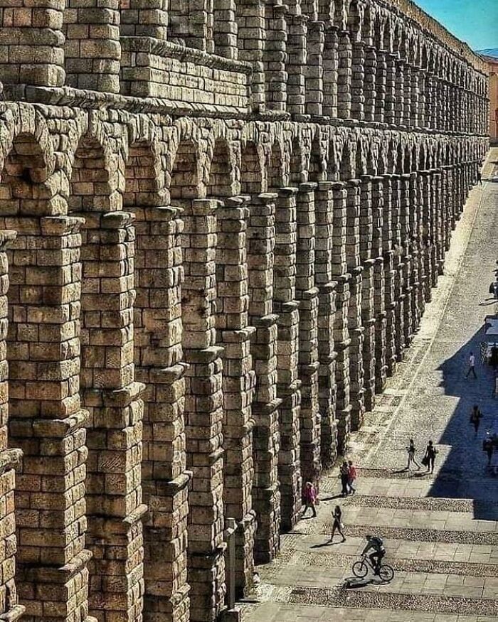 28. Огромный римский акведук, построенный в Сеговии, Испания, римским императором Траяном (98-117 гг. н.э.)