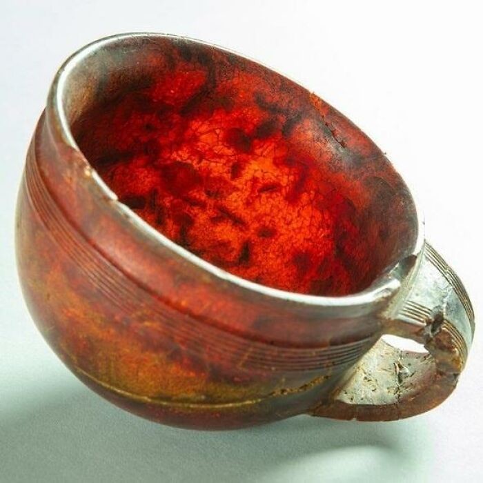 13. 3270-летняя янтарная чаша, обнаруженная в большом круглом кургане, раскопанном в 1856 году в Хоуве, Англия