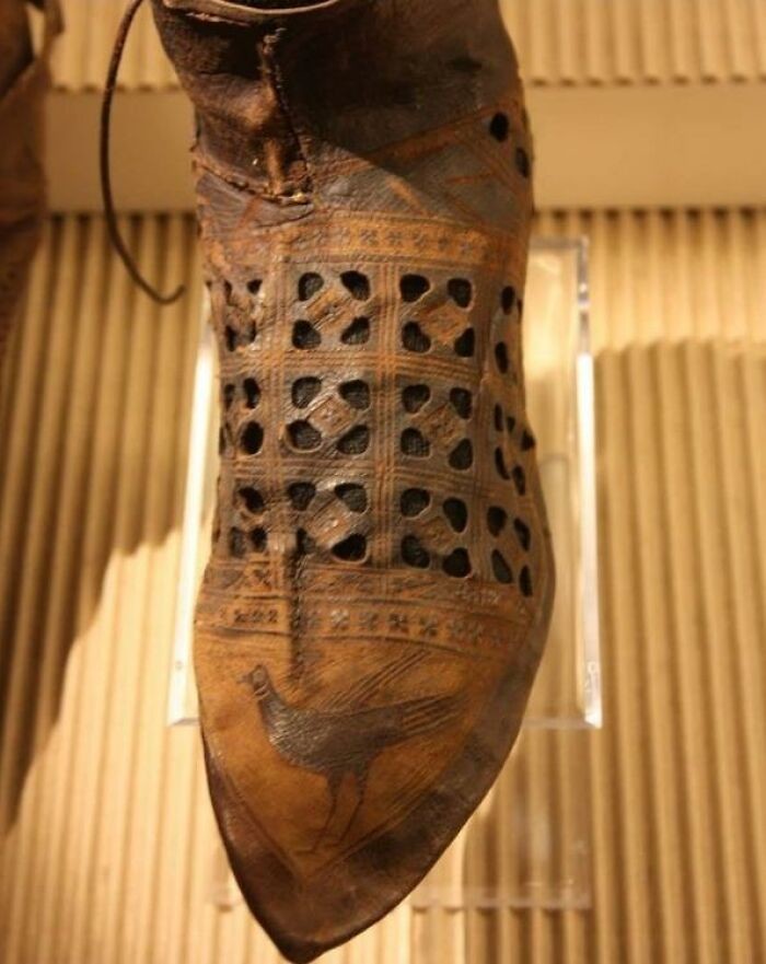 30. Обувь с птицей, обнаруженная в Харлеме, Голландия, и датируемая 1300-1350 годами н.э. Археологический музей Харлема, Нидерланды