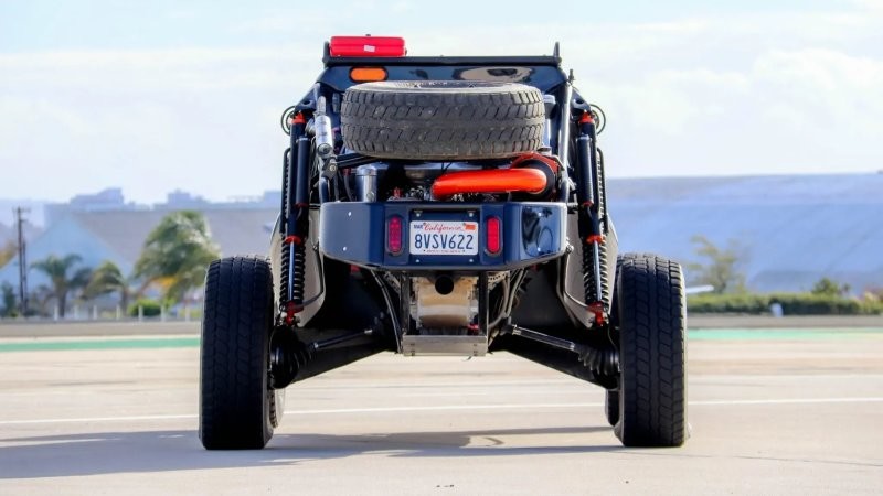 Багги Desert Dynamics с двигателем Chevrolet V8, который может ездить по дорогам общего пользования