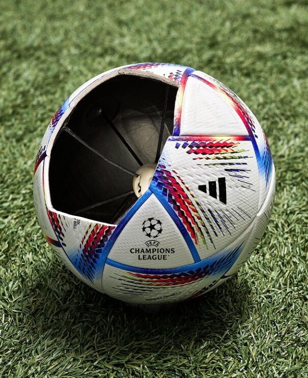 Мяч лиги чемпионов УЕФА с датчиком офсайда