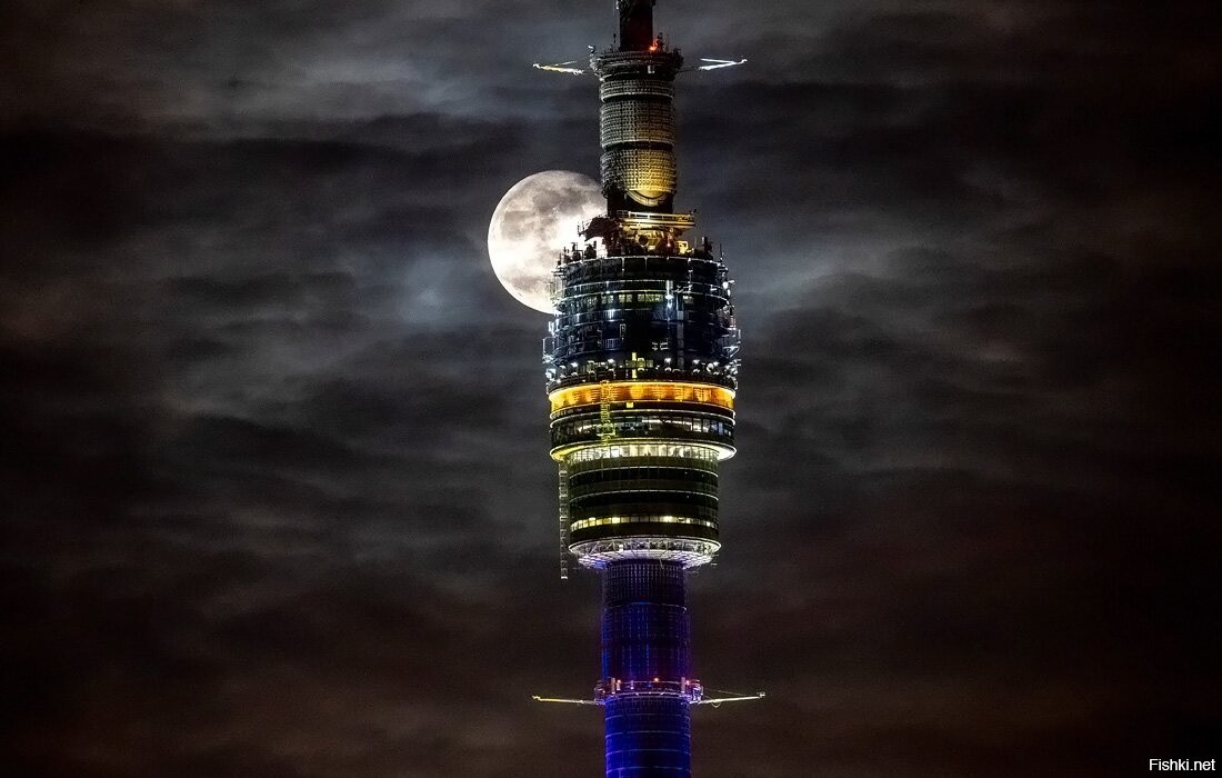 Первое полнолуние года над Останкинской башней в Москве