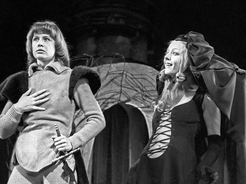 Марина Неёлова и Анастасия Вертинская в спектакле «Двенадцатая ночь» театра «Современник», 1975 год
