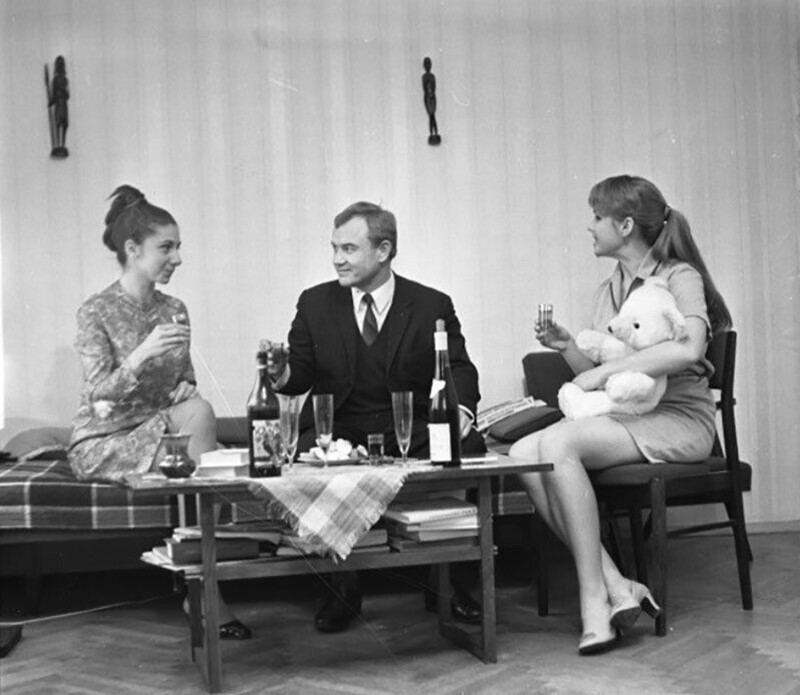 Валентина Теличкина принимает гостей у себя дома, 1969 год