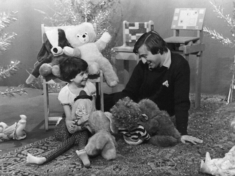 Геннадий Хазанов с дочерью Алисой во время записи детской телепередачи «Будильник», 1979 год