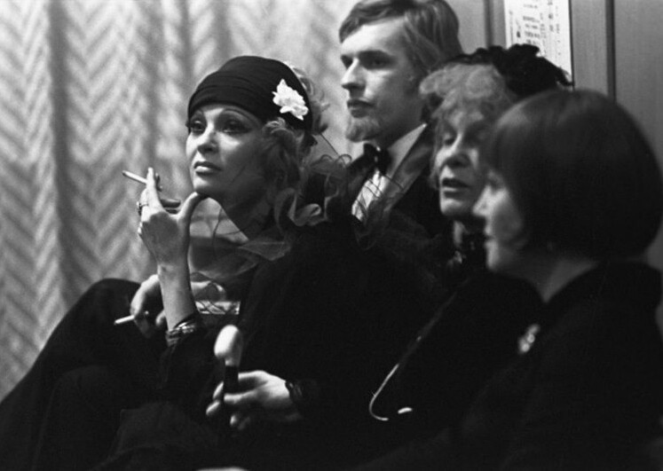 Светлана Светличная, Владимир Маренков, Раиса Маркова и Татьяна Конюхова во время антракта, 1977 год