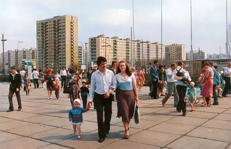  День города в Тольятти, 1981 год. Площадь у дворца спорта "Волгарь"
