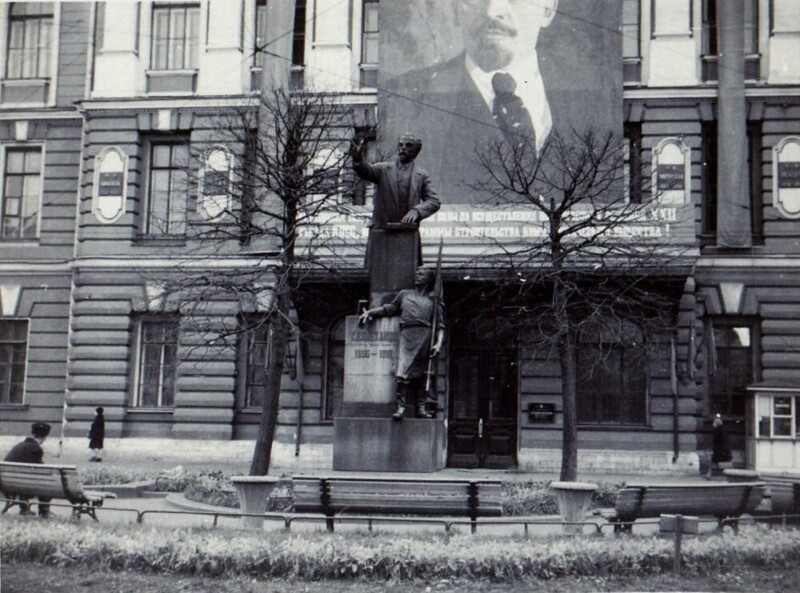  Памятник Плеханову Г. В. у Технологического института. 1950-е гг.