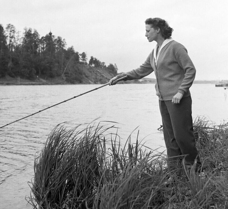 Майя Плисецкая ловит рыбу на берегу Москвы-реки, 1956 год. Фото Е. Умнова