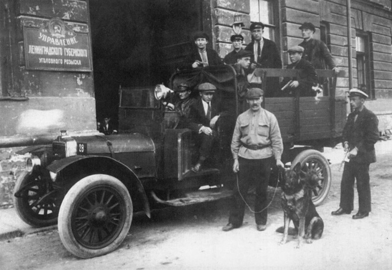 Готовая к выезду оперативная группа у входа в Управление Ленинградского губернского уголовного розыска. 1926 год