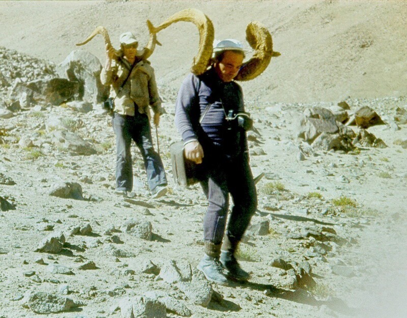 Геологи с находками на горных склонах Памира, Таджикская ССР, 1975 год. Фотограф Владимир Фараджев