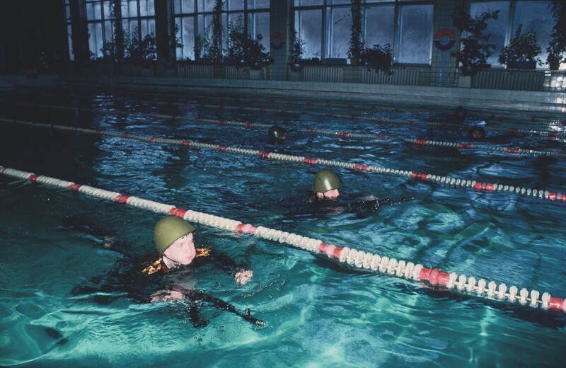 Советские курсанты МосВОКУ плавают в бассейне в полной униформе в каске,  и с АК, 1985 год
