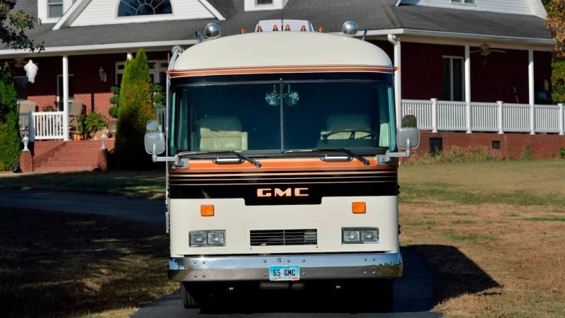 Автобус GMC 1965 года превратили в роскошный ретро-дом на колёсах