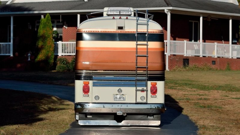 Автобус GMC 1965 года превратили в роскошный ретро-дом на колёсах