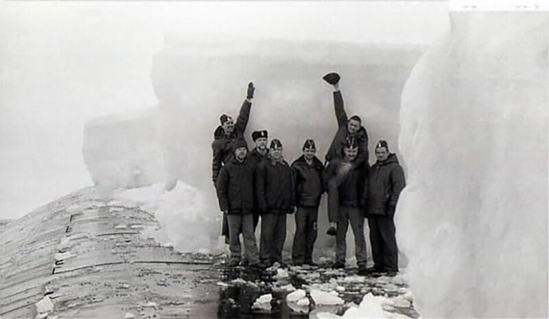 Проект 941 "Акула" всплытие во льдах. Толщина льда 2,5 метра, подобного не повторил ни один корабль в мире.