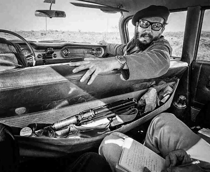 Фидель Кастро даёт интервью журналисту в своей машине. Куба, 1964 год