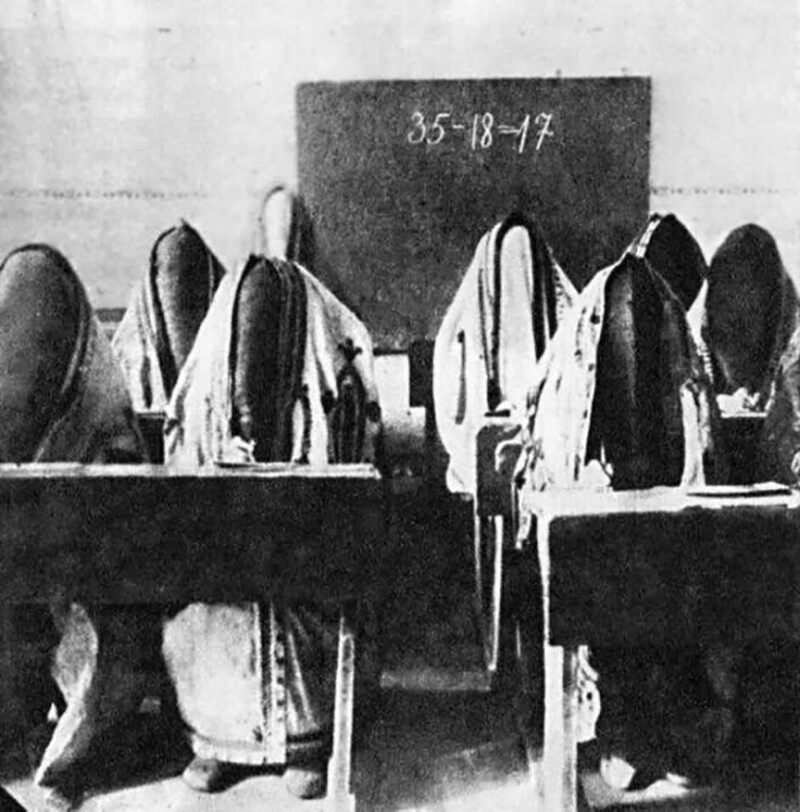 Узбекские школьницы на уроке математики. Ташкент 1921 год
