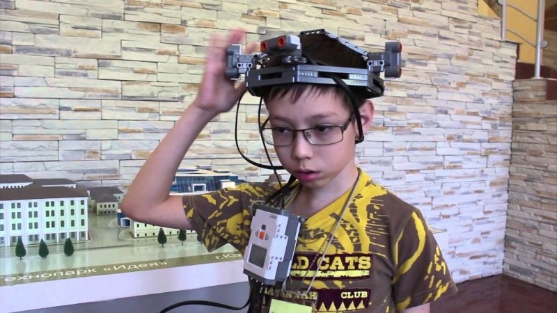 Электронный шлем-поводырь и трость для слепых. Артур Лукьянов в 10 лет
