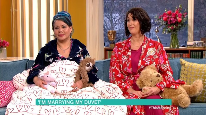 Участница британского телешоу рассказала о том, как вышла замуж за своё одеяло
