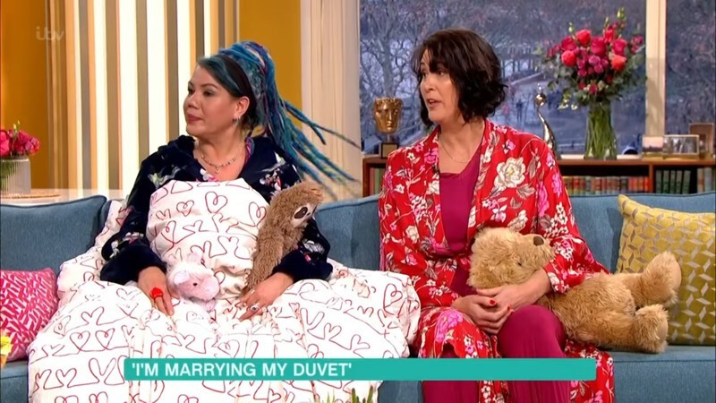 Участница британского телешоу рассказала о том, как вышла замуж за своё одеяло
