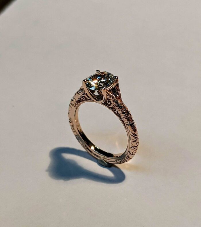 8. "Я сделал это обручальное кольцо из 14-каратного розового золота с лабораторным бриллиантом и двумя пурпурными сапфирами"