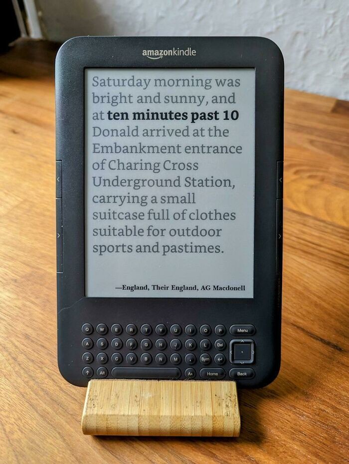 9. "Я сделал из старой электронной книги часы с литературными цитатами. Они показывают время с помощью настоящих цитат из книг"