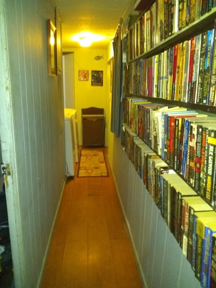 Книжные полки в узком коридоре