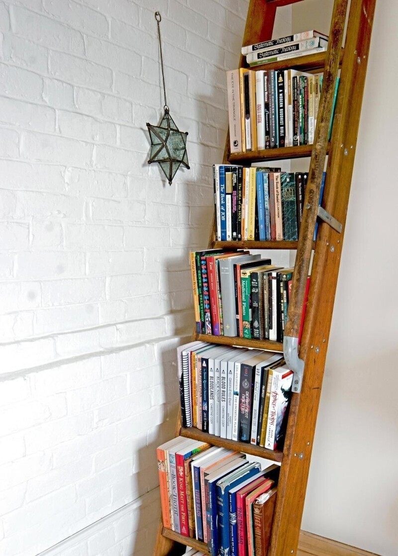 А здесь для хранения книг использовали лестницу