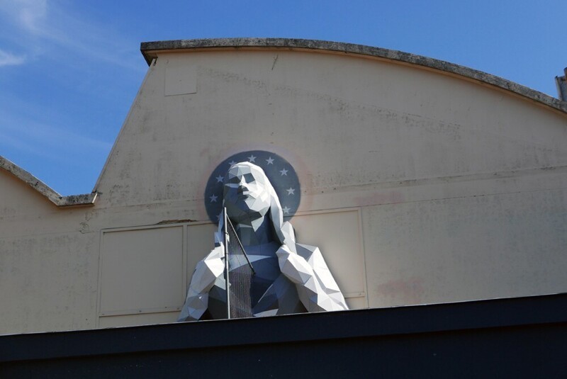 Художник возвёл посреди города огромную скульптуру женщины