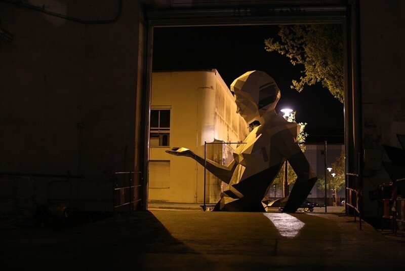 Художник возвёл посреди города огромную скульптуру женщины