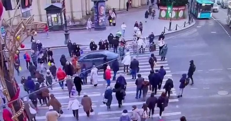 «Кегельбан» в Питере: водитель «Ниссан» въехал в толпу пешеходов