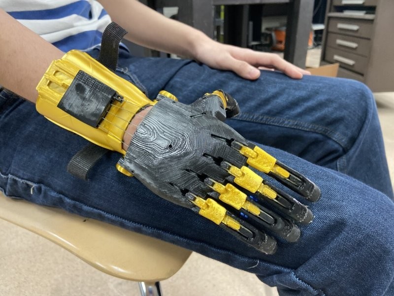 Школьники разработали и собрали протез руки для одноклассника