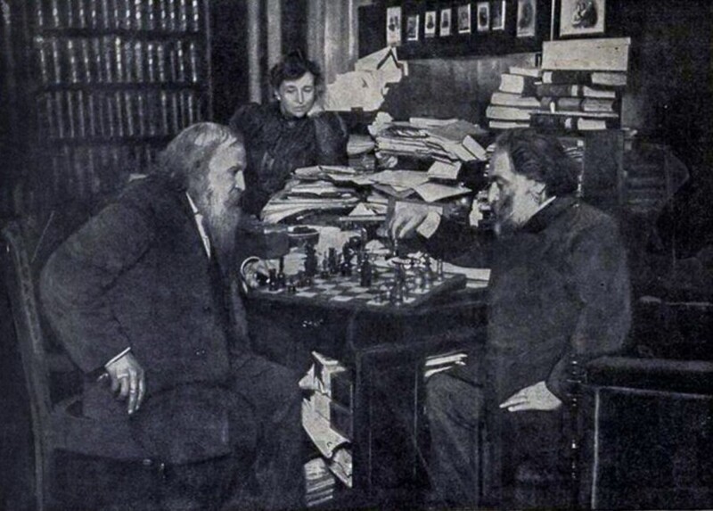 Дмитрий Иванович Менделеев играет в шахматы с Архипом Ивановичем Куинджи. 1904 год