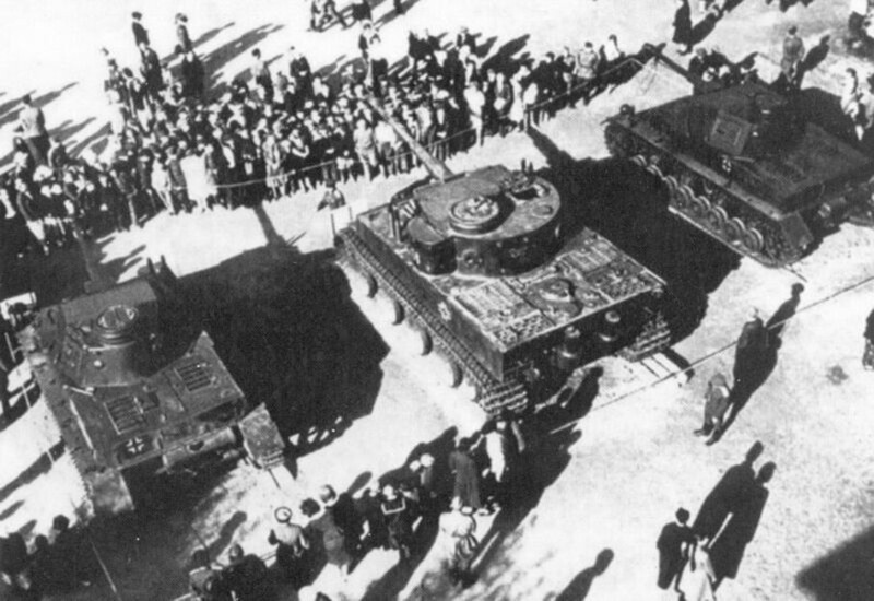 Немецкие танки на выставке трофейного вооружения в ЦПКиО имени Горького. 1943 год