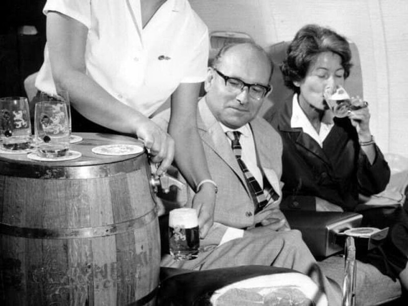 Бочковое пиво в самолётах Lufthfnsa, 1960-е года