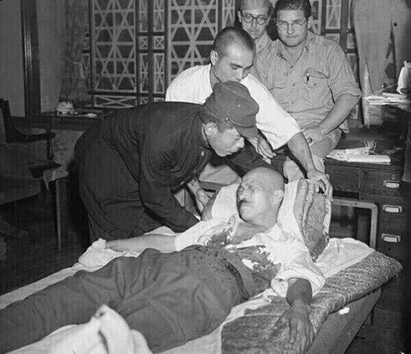Японский военный преступник Тоджо Хидеки попытался покончить жизнь самоубийством после того, как попал в плен 8 сентября 1945 года. Его спасли, вылечили, а потом повесили.