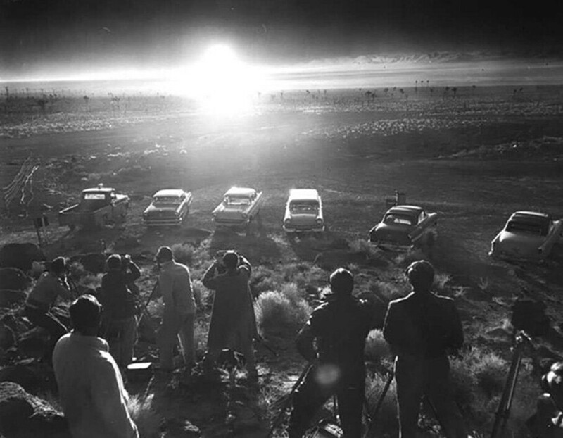 Наблюдение за испытанием атомной бомбы в Неваде. 1952 год
