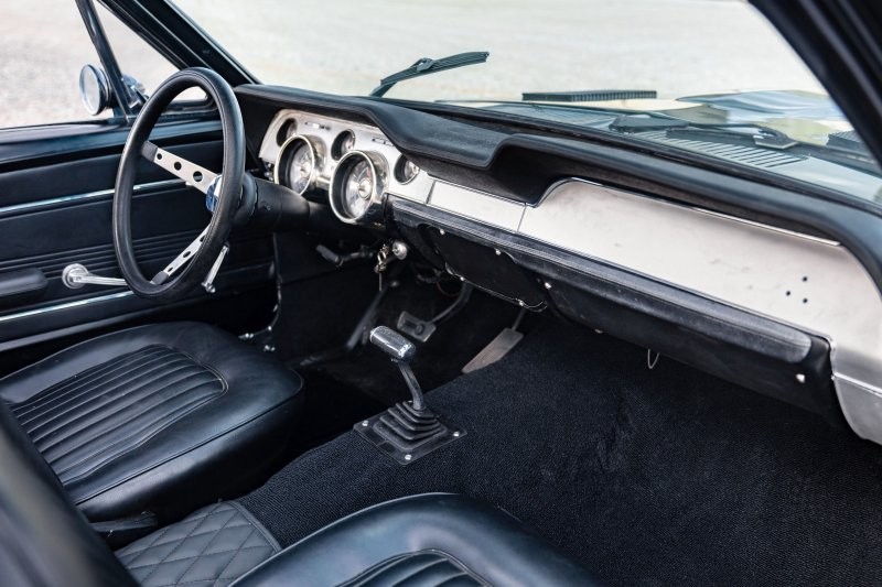 Ford Mustang, на котором он гонял Бельмондо в фильме «Вне закона», выставлен на продажу